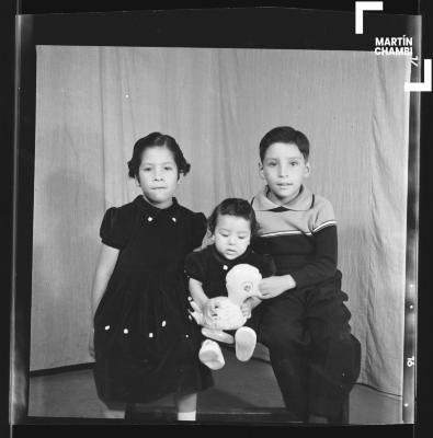 Retrato de niños no identificados en estudio fotográfico