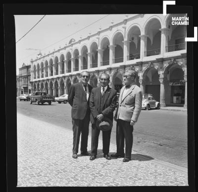 Martín Chambi junto a los hermanos Carlos y Miguel Vargas Saconet en la Plaza de Armas de Arequipa