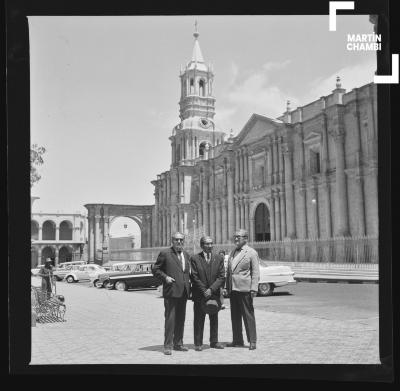 Martín Chambi junto a los hermanos Carlos y Miguel Vargas en Plaza de Armas de Arequipa