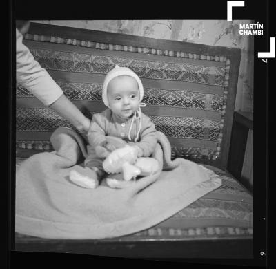 Retrato de bebé no identificado en estudio fotográfico