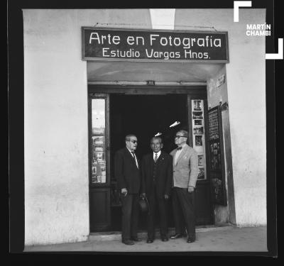 Martín Chambi junto a los hermanos Carlos y Miguel Vargas Saconet en el Estudio Fotográfico Vargas Hnos. en Arequipa