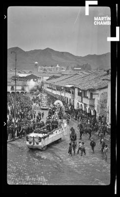 Celebración de carnaval en Plaza de Armas del Cuzco