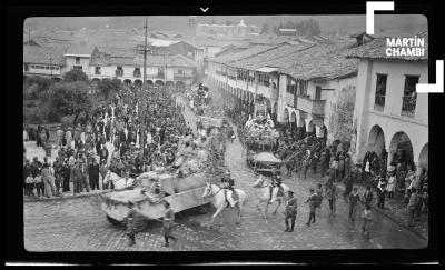 Celebración de carnaval en Plaza de Armas del Cuzco