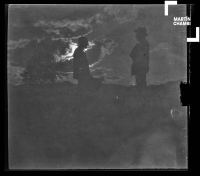 Martín Chambi y amigo en inmediaciones de Saqsaywaman