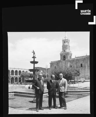 Martín Chambi junto a los hermanos Carlos y Miguel Vargas Saconet en Plaza de Armas de Arequipa