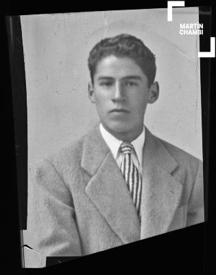 Foto carnet de hombre no identificado en estudio fotográfico