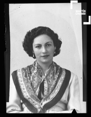 Foto carnet de mujer no identificada en estudio fotográfico