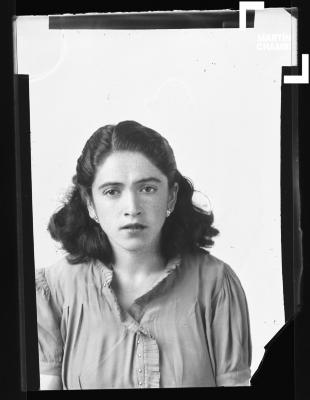 Foto carnet de mujer no identificada en estudio fotográfico