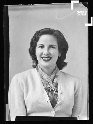 Foto carnet de mujer no identificada en estudio fotográfico