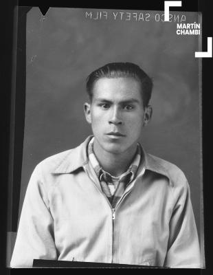 Foto carnet de hombre no identificado en estudio fotográfico