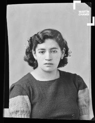 Foto carnet de mujer no identificada en estudio fotográfico
