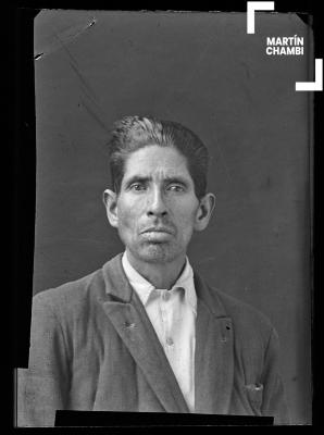 Foto carnet de hombre no identificado en estudio fotográfico
