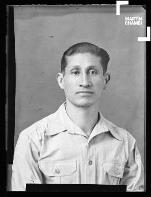 Foto carnet de hombre no identificado en estudio fotográfico