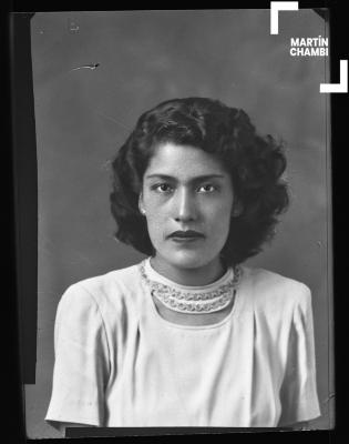 Foto carnet de mujer no identificada en estudio fotográfico