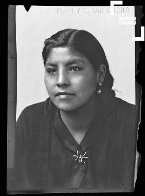 Foto carnet de mujer no identificada en estudio fotográfico