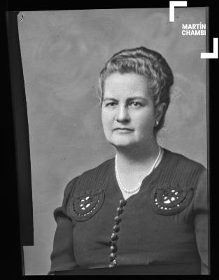 Foto carnet de mujer no identificada en estudio fotográfico