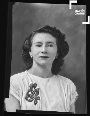 Foto carnet de mujer no identificada en estudio fotográfico