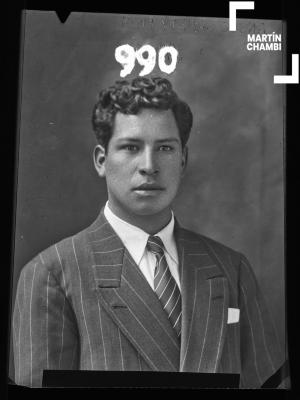 Foto carnet de hombre no identificado en estudio fotográfico