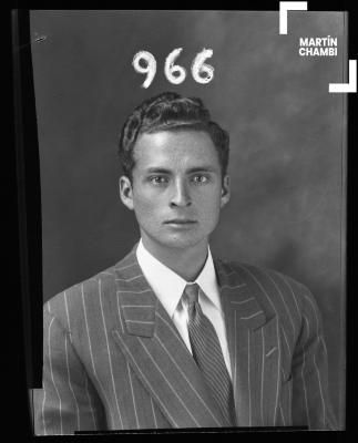 Foto carnet de hombre no identificado en estudio fotográfico