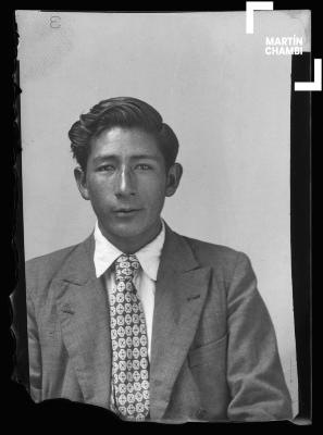 Foto carnet de hombre no identificado en estudio fotográfico
