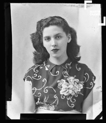 Foto carnet de mujer no identificada en estudio fotográfico