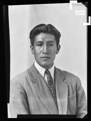 Foto carnet de hombre no identificado en estudio fotográfico