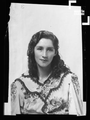 Foto carnet de mujer no identificada en estudio fotográfico