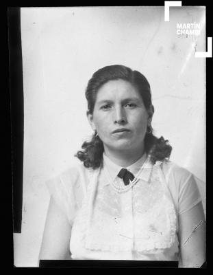 Foto carnet de mujer no identificada en estudio fotográfico