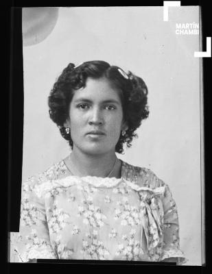 Foto carnet de mujer no identificada en estudio fotográfico
