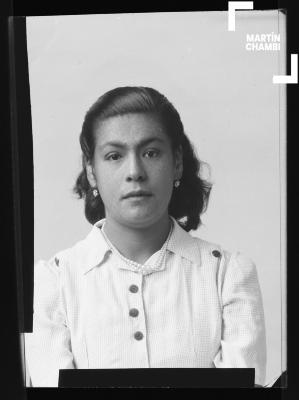 Foto carnet de mujer no identificada en estudio fotográfico