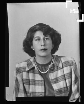 Foto carnet de mujer no identificada en estudio fotográfico