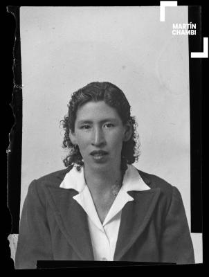 Foto carnet de mujer no identificada en estudio fotográfico