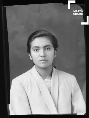 Foto carnet de mujer no identificada en estudio fotográfico