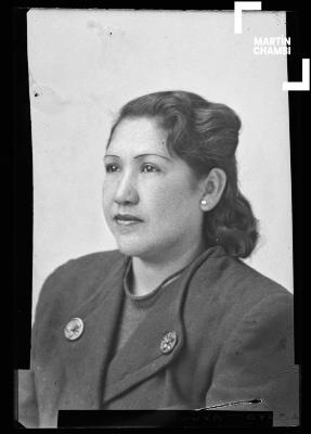 Foto carnet de mujer no identificada en estudio fotográfico