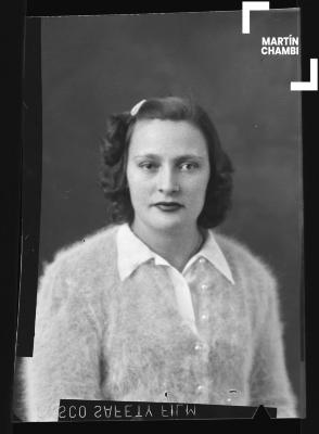 Foto carnet de mujer no identificada en estudio fotográfico
