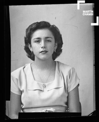 Foto carnet de mujer no identificada en estudio fotográfico