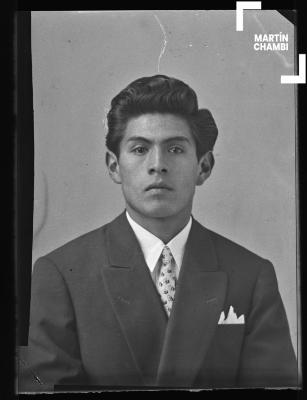 Foto carnet de hombre no identificado en estudio fotográfico