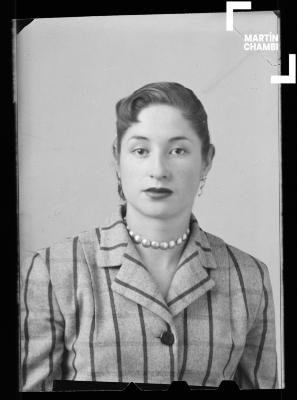 Foto carnet de mujer no identificada en estudio fotográfico