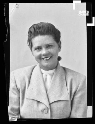 Foto carnet de mujer no identificada en estudio fotográfico