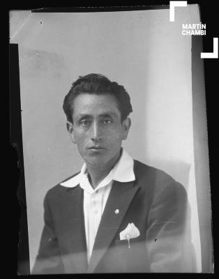 Foto carnet de hombre no identificado en estudio fotográfico