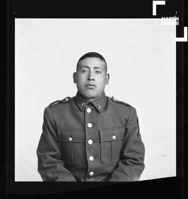 Foto carnet de militar no identificado en estudio fotográfico