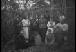 Retrato de familia no identificada en el jardín