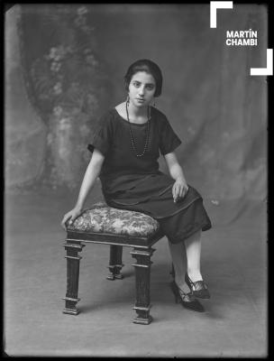 Retrato de mujer no identificada en estudio fotográfico