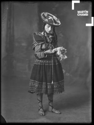 Retrato de mujer no identificada con traje típico en estudio fotográfico