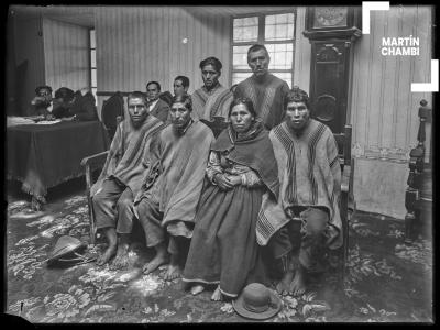 Campesinos en el juzgado de Cuzco. En segundo plano,los magistrados Dr. César Muñiz Rodríguez, Dr. Rómulo Acurio, Dr. Vega Centeno y el Dr. Luis Ochoa Guevara como Secretario del Juzgado. Fotografía conocida como: &quot;El Juicio&quot;.