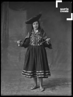 Retrato de mujer no identificada en traje tradicional en estudio fotográfico