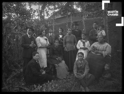 Retrato de familia no identificada en el jardín