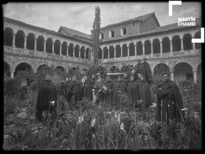 Retrato de franciscanos en el claustro del convento San Francisco de Asís.  En el medio, el gerente general de los ferrocarriles del sur del Perú,  Louis Stanley Blaisdell