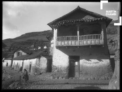 Casa con balcón en Paucartambo