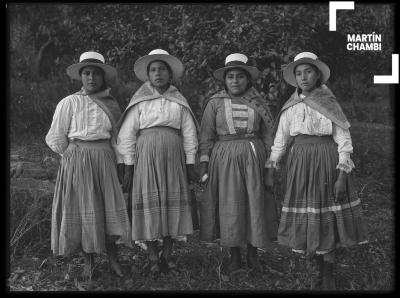 Retrato de mujeres de Abancay con trajes tradicionales